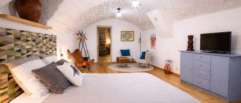 1 habitación, tabla de planchar con plancha, wifi y ropa de cama