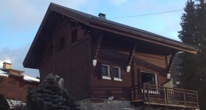 Ultra gemütlich und Skilifte in 8 Minuten. Alles wird zu Fuß und auf Skiern erledigt.