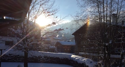Ultra gemütlich und Skilifte in 8 Minuten. Alles wird zu Fuß und auf Skiern erledigt.