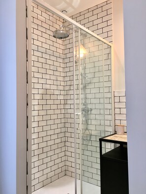Dusche, Haartrockner, Handtücher, Seife