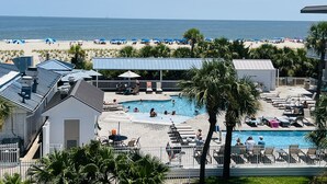 Un resort con piscina, playa y vista al océano.