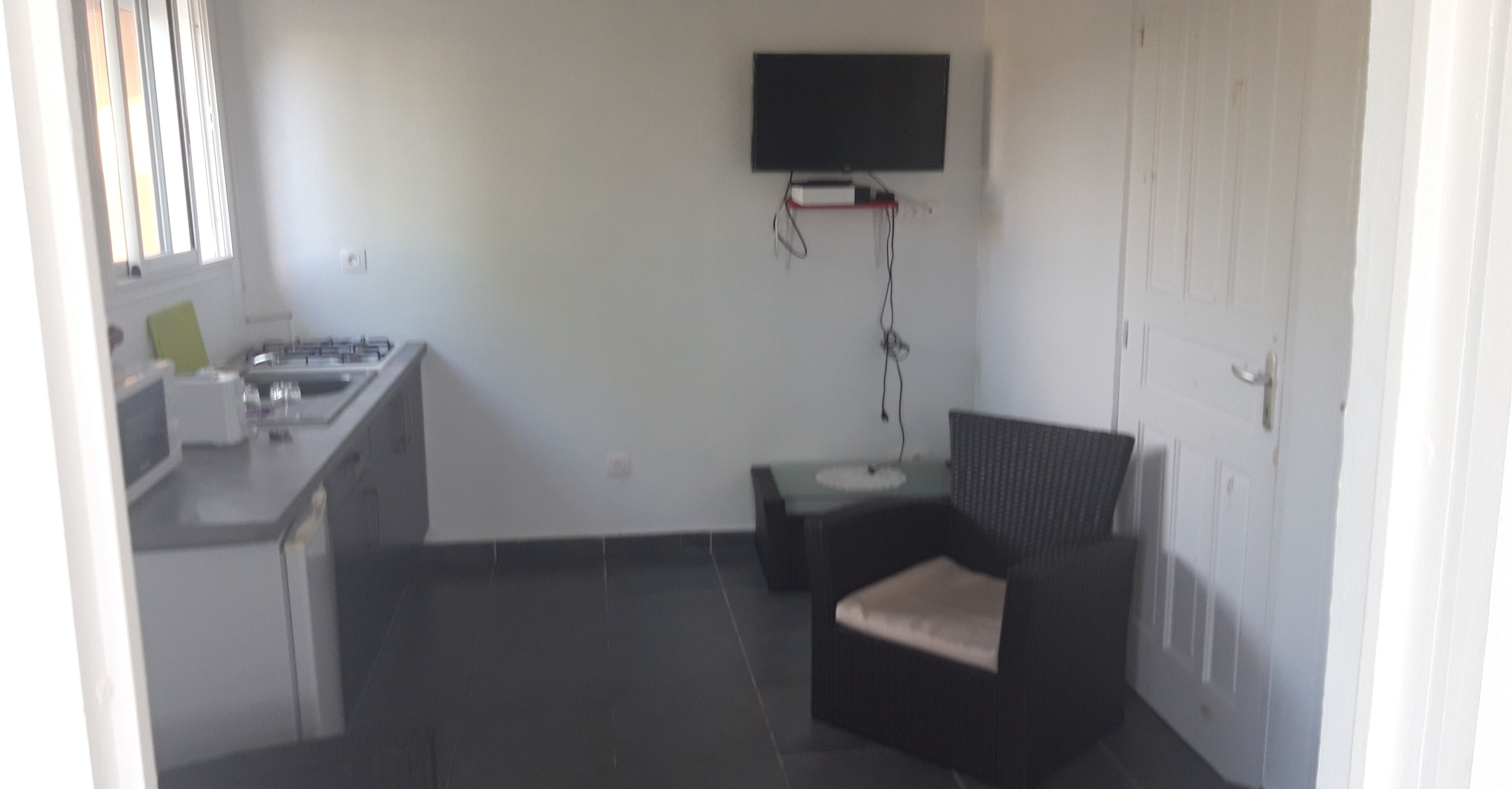 Réfrigérateur, micro-ondes, plaque de cuisson, cafetière/bouilloire