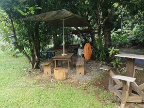 Outdoor dining - Ô Fil de l'Eau: Ô Ti Ka / Between mountain and river / Wifi, air conditioning: 2 to 4 people (POINTE-NOIRE)