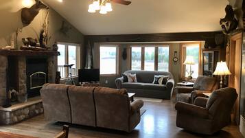Smart TV, fireplace, books, stereo
