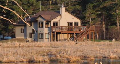 Yhdyskäytävä Superior-järvelle - lähellä Ashland, WI. Yksityinen mökki-237 hehtaaria ja polkuja.