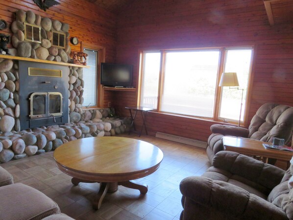 TV, fireplace, DVD player, ping pong - Perfect location in Grand Marais (Grand Marais)