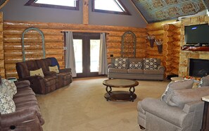 Téléviseur, foyer, lecteur de DVD, table de ping-pong