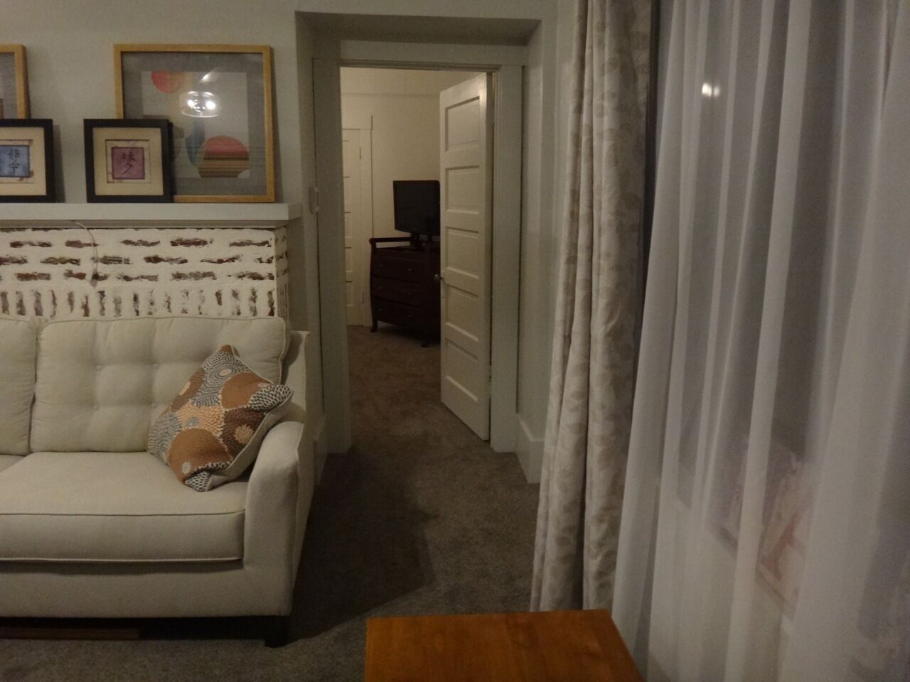 Smart-TV, DVD-spiller, bøker og filmbibliotek