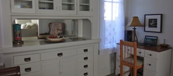 1 FREE week to enjoy tennis, secure backyard, 3+ bdrms, 6 beds in central Eureka