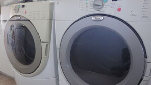 Twee voorladers in een wasserette.