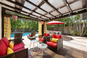 Outdoor dining - Martini Manor is the ultimate Tropical Oasis with a private Heated Pool! (Wilton Manors)