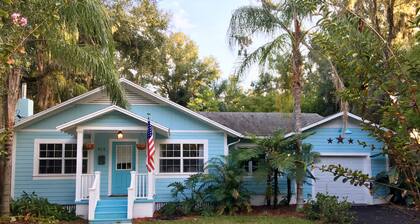 Sininen Bungalow sijaitsee keskustassa, 5 minuutin kävelymatkan päässä keskustasta