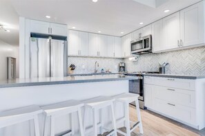 Cafetera/tetera, refrigerador, microondas, horno