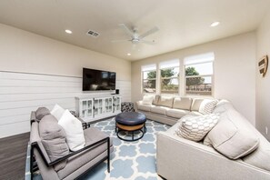 TV, books, offices - Large Home | Private Hot Tub | 14 Guests (Washington)