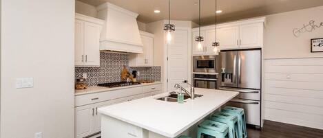 Refrigerador, microondas, horno, placa de cocina