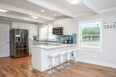 ✩ Private ✩ Horse Park ✩ Hot tub ✩ Ping-pong ✩ Foosball ✩ 4500 sqft ✩ Sleeps 20