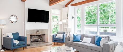 Smart-TV, Tischfußball, Tischtennisplatte