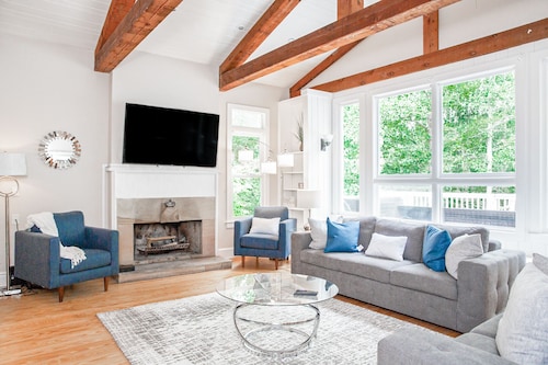 ✩ Private ✩ Horse Park ✩ Hot tub ✩ Ping-pong ✩ Foosball ✩ 4500 sqft ✩ Sleeps 20