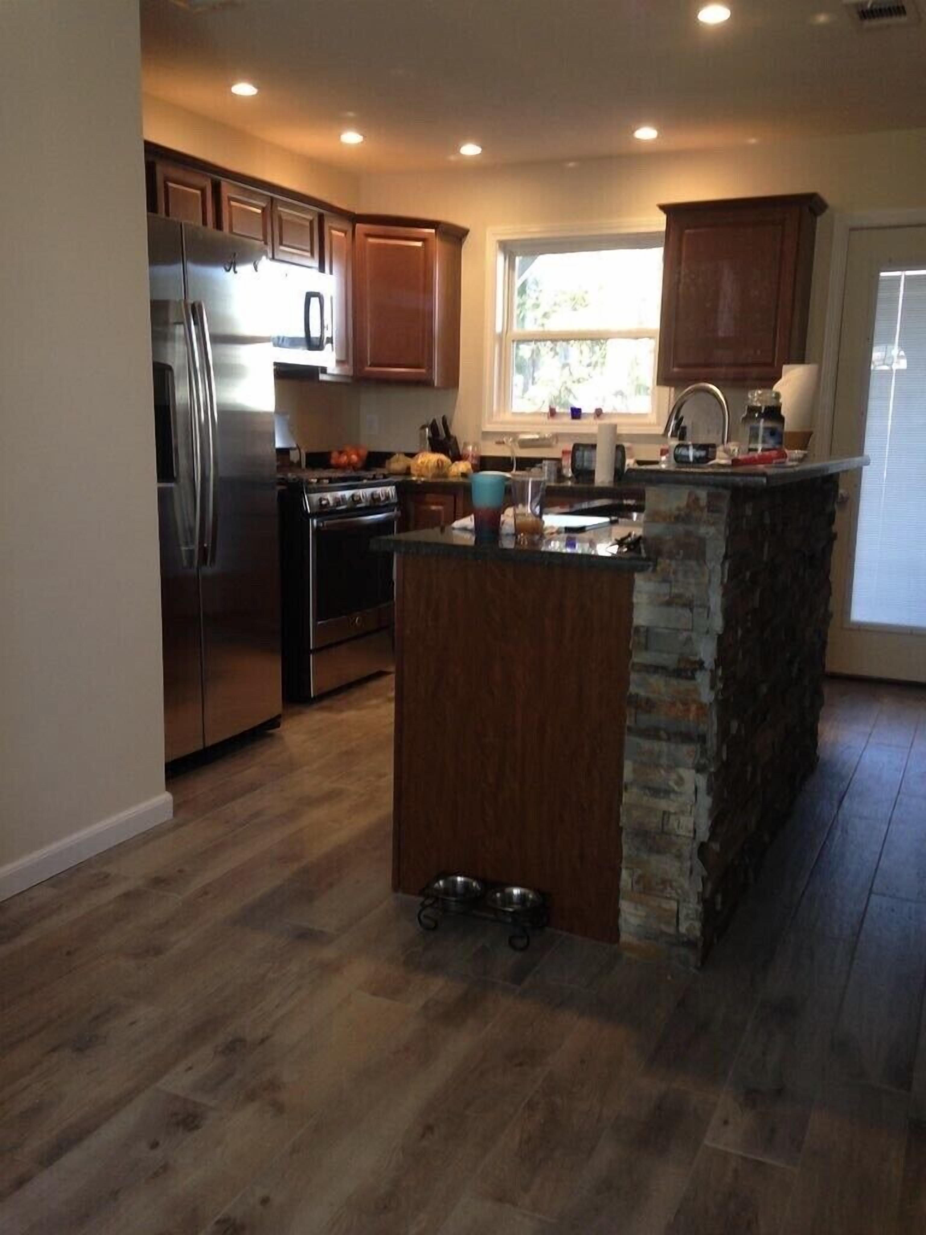 Microwave, dishwasher, coffee/tea maker, toaster
