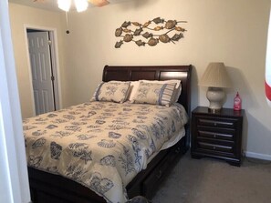 2 bedrooms, iron/ironing board, WiFi, bed sheets - Exceptional, quiet, cozy!  Dock for your boat to fish the gulf!! (Panama City Beach)