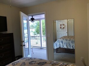 2 bedrooms, iron/ironing board, WiFi, bed sheets - Exceptional, quiet, cozy!  Dock for your boat to fish the gulf!! (Panama City Beach)
