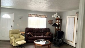 Smart TV, DVD player, books, music library - Relax-New Smyrna Beach , Sun, Shop, Ocean & Pool (New Smyrna Beach)