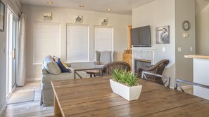 Smart TV, fireplace, DVD player, video library - Ocean View Condo in Prime Location (Cayucos)