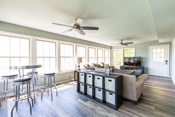 スマートテレビ、暖炉、DVD プレーヤー、テーブルサッカー台