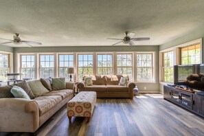 スマートテレビ、暖炉、DVD プレーヤー、テーブルサッカー台