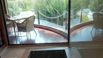 Cabaña de diseñador, 1 cama King size, para fumadores, vista al lago | Tina de hidromasaje