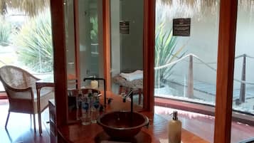 Cabaña de diseñador, 1 cama King size, para fumadores, vista al lago | Decoración personalizada, muebles diferentes y cortinas blackout