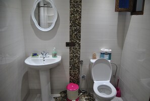 A bathroom with a white sink, a toilet, and a shower. - Casa La Hiba (Chefchaouen)