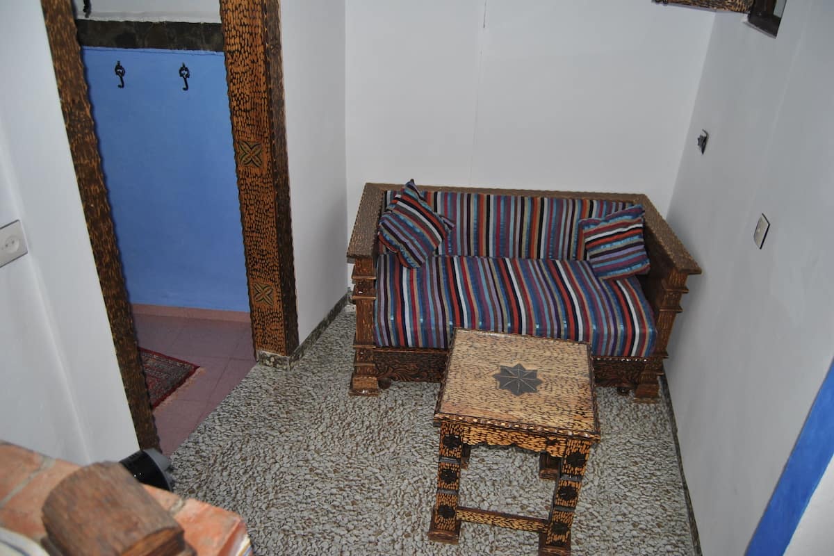 Basic Double Room Single Use, 1 Double Bed, City View | Living room