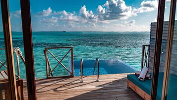 Biệt thự (Over Water Pool) | 1 phòng ngủ, bộ đồ giường kháng dị ứng, chăn bông, minibar