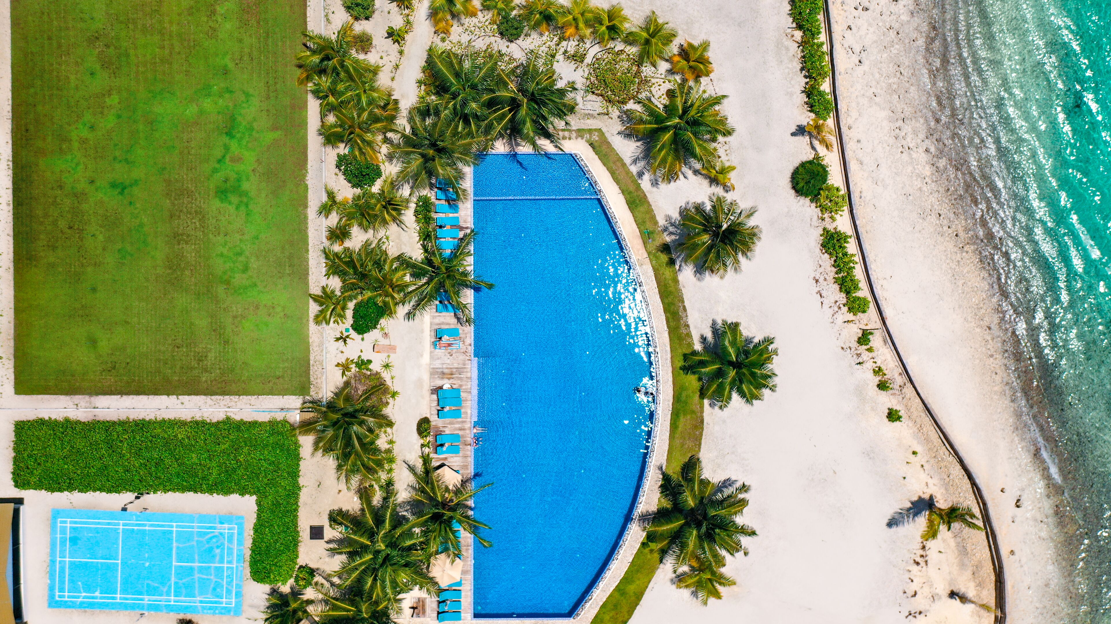 Ulkouima-allas, aurinkovarjoja, aurinkotuoleja