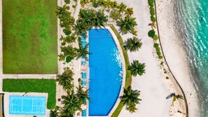 Outdoor pool, pool umbrellas, sun loungers - South Palm Resort Maldives (Ismehela Hera)