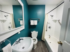 Luxury Suite, 1 King Bed | Bathroom | Combined shower/bathtub, towels