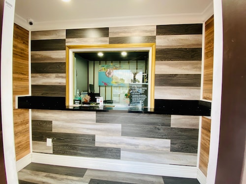 Casa Blanca Inn & Suites