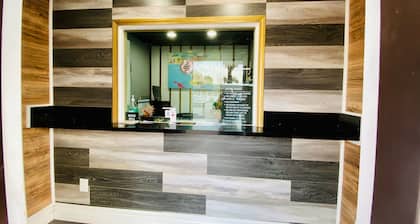 Casa Blanca Inn & Suites