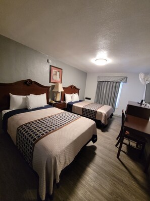 Habitación estándar con 1 cama matrimonial o 2 individuales, 2 camas matrimoniales | Wifi gratis y ropa de cama 