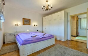 3 bedrooms, travel cot, free WiFi, bed sheets