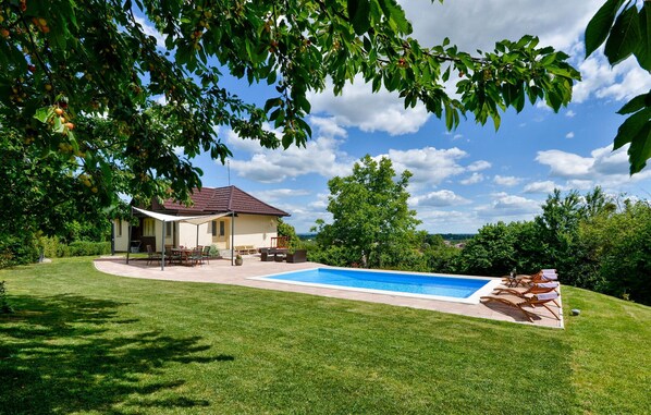 A house with a swimming pool, a patio, and a garden. - Luxurious home in Ludbreg (Ludbreg)
