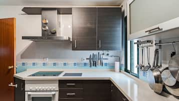 Een koelkast, een magnetron, een oven, een kookplaat