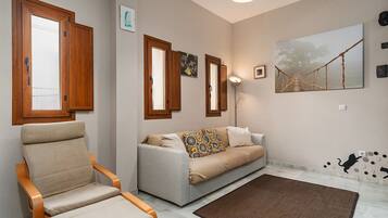 Een televisie, een dvd-speler en een stereo