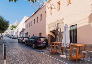 Outdoor dining - Family Friendly Apartment "La Tahona de Max&Jan" with Rooftop Terrace (CONIL DE LA FRONTERA)