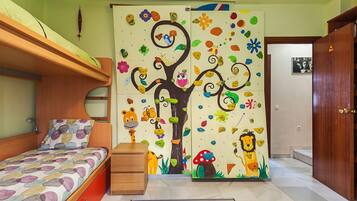 2 slaapkamers, een strijkplank/strijkijzer, gratis wifi, beddengoed