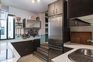 Fridge, microwave, oven, stovetop - Family Friendly Apartment "La Tahona de Max&Jan" with Rooftop Terrace (CONIL DE LA FRONTERA)