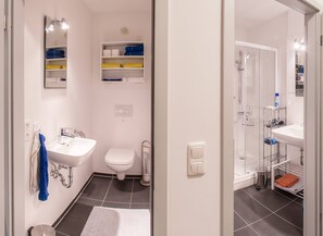 Douche, sèche-cheveux, serviettes fournies