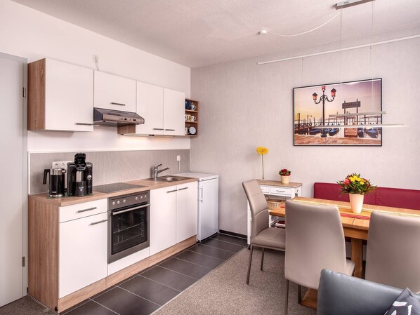 Fridge, oven, stovetop, coffee/tea maker