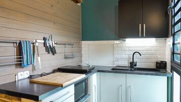 Réfrigérateur, micro-ondes, plaque de cuisson, cafetiÚre/bouilloire